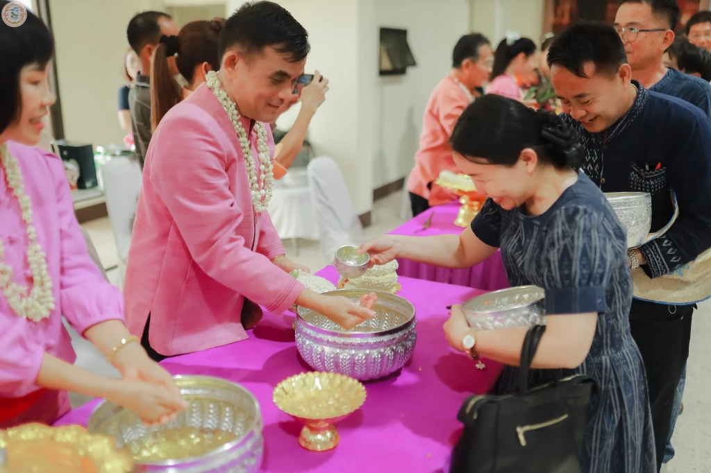 รดน้ำดำหัวนายอำเภอ-546.jpg_1745149047.webp